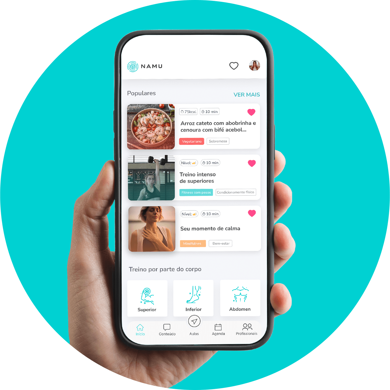 Mão segurando smartphone com app Namu: treinos, receitas e meditação.